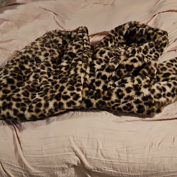 Harper & Ivy Fuzzy Leopard Print Apparel - Picture 7 of 8